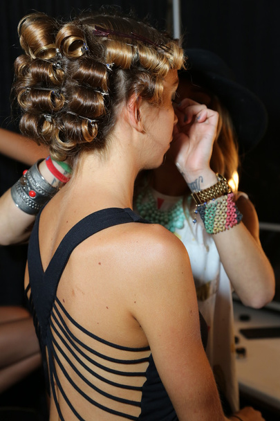 Model prepares backstage at the A.Z Araujo show - Foto, Imagem