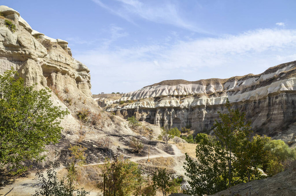 Erstaunliche Landschaften, uralte Höhlenhäuser und Felsformationen im farbenfrohen Pigeon Valley in Kappadokien, Türkei. Weltreise-Konzept - Foto, Bild