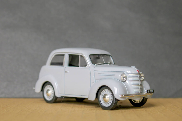 Modello in plastica giocattolo grigio dell'auto sovietica KIM - Foto, immagini
