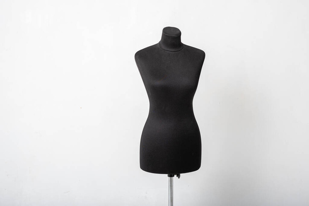 Maniquí de costura de mujer negra con etiquetas básicas para eliminar medidas de pie sobre un fondo blanco - Foto, Imagen