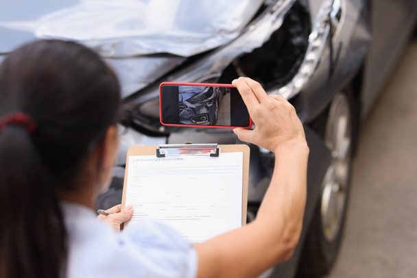 Agente de seguros está filmando daños a coche estrellado - Foto, Imagen