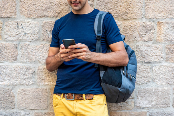 Nuori latino mies matkapuhelimen kanssa ulkona - Valokuva, kuva