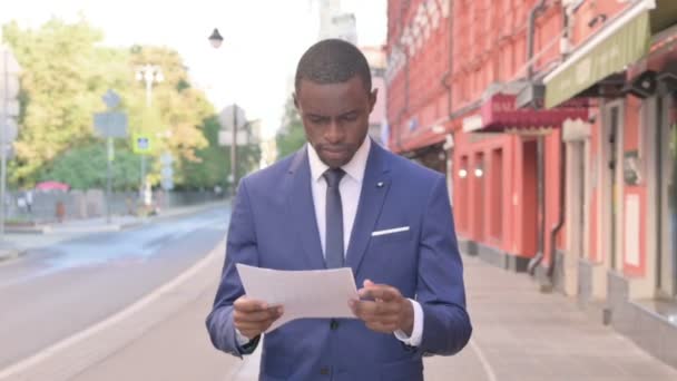 Walking African Businessman Reading Documents - Felvétel, videó