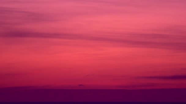 Όμορφη Time lapse του Majestic ηλιοβασίλεμα ή την ανατολή του ηλίου τοπίο Καταπληκτικό φως της φύσης cloudscape ουρανό και σύννεφα κινείται μακριά τροχαίο 4k πολύχρωμο σκούρο ηλιοβασίλεμα σύννεφα Footage timelapse Δραματικός ουρανός - Πλάνα, βίντεο