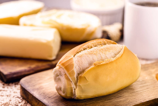 Fransız ekmeği, Brezilya ekmeği, tereyağı ve kahveyle birlikte sıcak servis ediliyor. Öğleden sonra atıştırması - Fotoğraf, Görsel