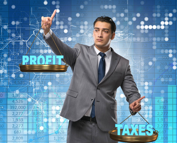 利益と税金を比較する実業家 - 写真・画像