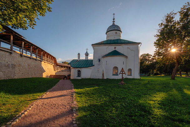 Vista de la Catedral de San Nicolás (Nikolsky) en el territorio de la fortaleza de Izborsk (siglos XIV-XVII) en una soleada tarde de verano. Stary Izborsk, región de Pskov, Rusia - Foto, Imagen
