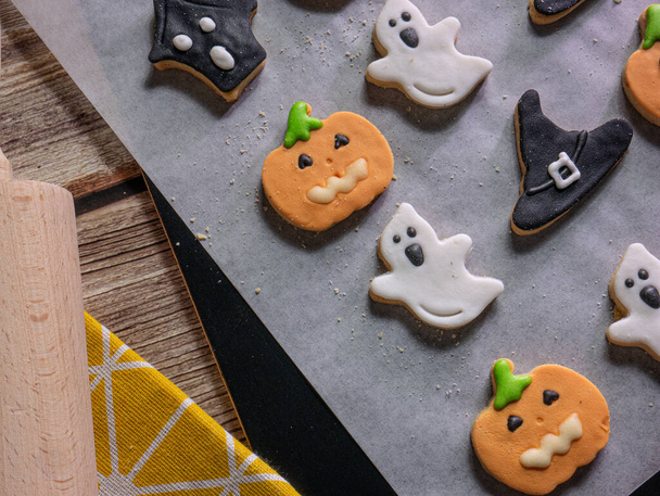 The Halloween gingerbread cookies  for food and holiday concep - Foto, imagen