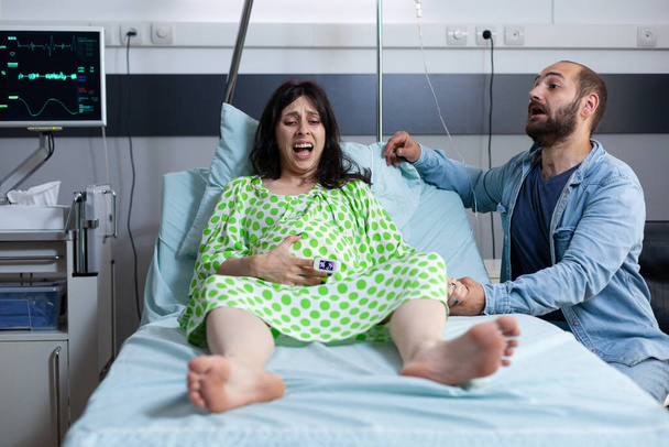 Mulher com gravidez tendo contrações dolorosas - Foto, Imagem