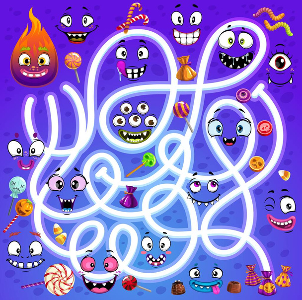 Labirinto infantil labirinto com halloween desenhos animados monstros rostos e doces. Criança encontrar forma de exercício, planilha de atividade jogo caminho de pesquisa. Sorrindo criaturas assustadoras dentes maws e olhos bonitos, doces pirulito - Vetor, Imagem