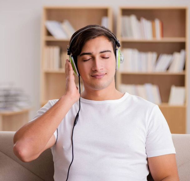 przystojny mężczyzna, słuchanie muzyki - Zdjęcie, obraz