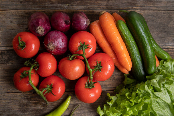 Verduras frescas y maduras colocadas sobre una mesa de madera. Foto de alta calidad - Foto, Imagen