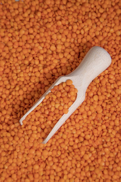 赤いレンズ豆でいっぱいの木製のスプーン。高品質の写真 - 写真・画像