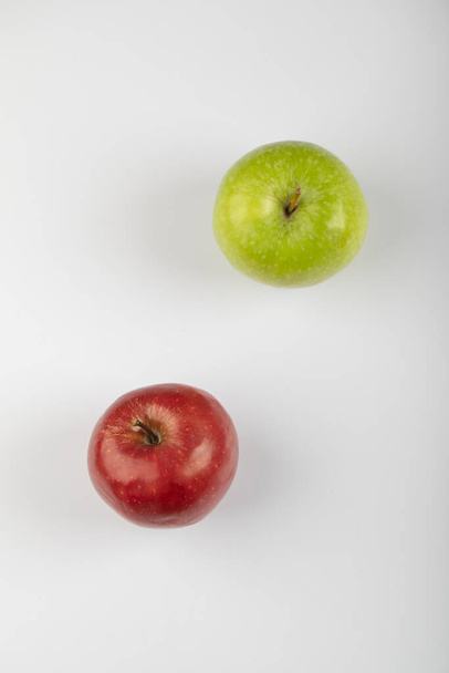 Вкусные спелые красные и зеленые яблоки на белом фоне. Высокое качество фото - Фото, изображение