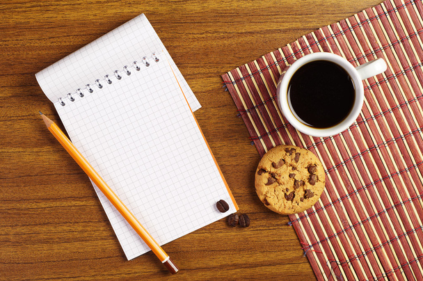 Kladblok en koffie met cookies - Foto, afbeelding