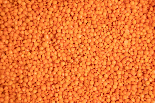 Un mucchio di fagioli di lenticchie rosse crude come sfondo. Foto di alta qualità - Foto, immagini