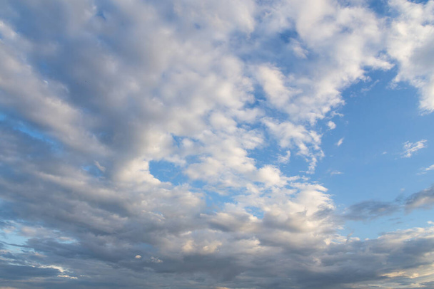 блакитне небо з фоном крихітних хмар
 - Фото, зображення