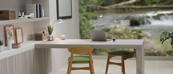 Inspirációs munkaterület a modern nappaliban, fa asztal laptoppal, elmosódott természetes vízesés az ablakon kívülre, 3D-s renderelés, 3D illusztráció - Fotó, kép
