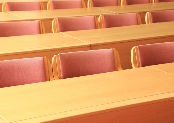 Salle de conférence vide avec chaises en bois face à l'avant
 - Photo, image