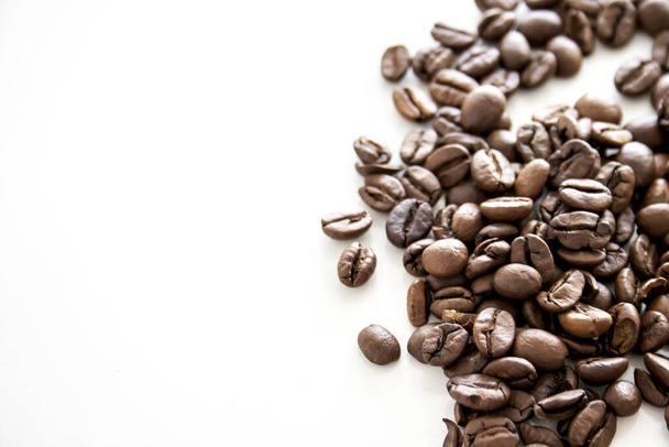 A closeup shot of coffee beans on a white table - Foto, Bild