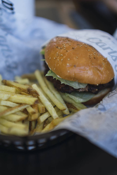 A selective focus shot of a delicious fresh hamburger with french fries - Fotoğraf, Görsel