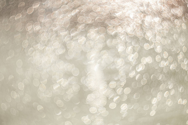 Immagine di sfondo creativa. Luce trasparente gocce d'acqua in sfocatura. bokeh sfocato su sfondo chiaro. - Foto, immagini