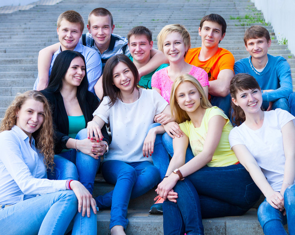 Skupina usmívající se teenageři venku - Fotografie, Obrázek