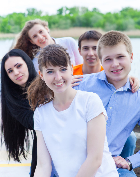 Groupe d'adolescents souriants à l'extérieur
 - Photo, image