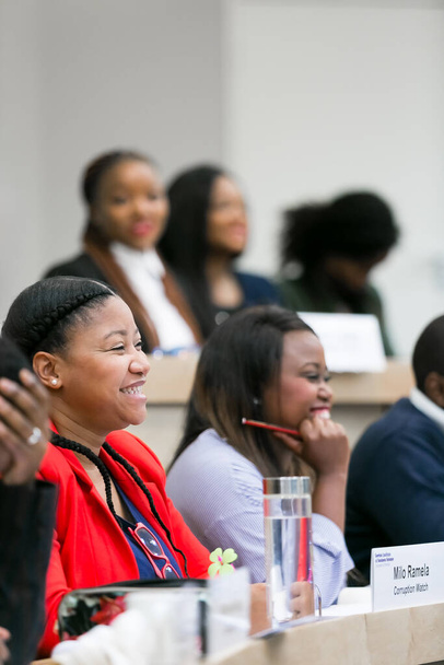 JOHANNESBURG, SÜDAFRIKA - 11. August 2021: Diverse erwachsene Delegierte bei einem Wirtschaftsvortrag im Klassenzimmer in Johannesburg - Foto, Bild