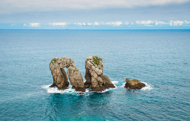 Una hermosa vista de las rocas en la Costa Rota, Liencres, Cantabria, España - Foto, imagen