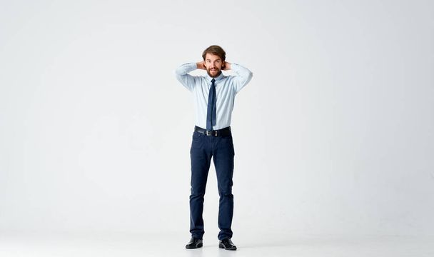 hombre en camisa con tie manager emoción estudio profesional - Foto, Imagen