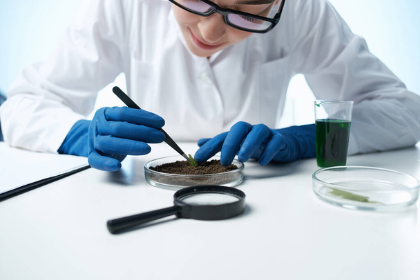 radosna biolog kobieta w laboratorium biały płaszcz naukowiec - Zdjęcie, obraz