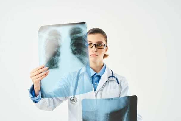 Ärztin mit Röntgenbild im Krankenhauslabor  - Foto, Bild
