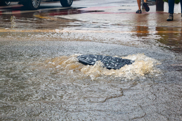 Open riool overstroomd door water na hevige regenval en overstromingen in de gemeente Benicssim - Benicsim, in Castelln, Autonome Gemeenschap Valencia, in Spanje. Horizontale fotografie. - Foto, afbeelding
