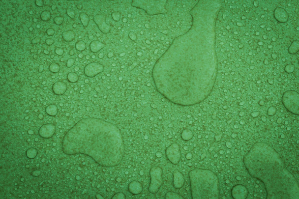 Вода падає на зелений фон
 - Фото, зображення