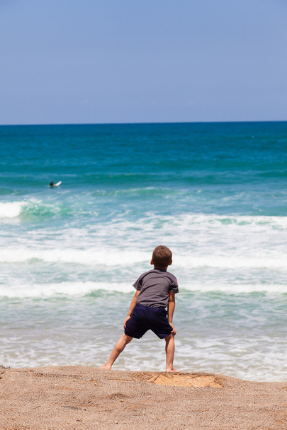 Hraje chlapce na pobřeží moře - Fotografie, Obrázek