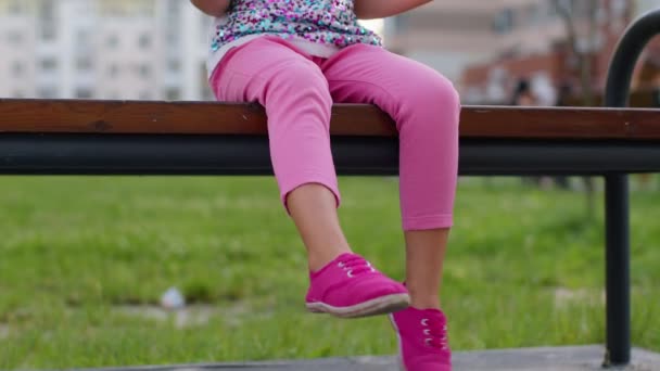 Θηλυκό κορίτσι που παίζει push pop it φούσκα fidget άγχος ανακούφιση συμπίεση αισθητηριακό παιχνίδι παιχνίδι - Πλάνα, βίντεο