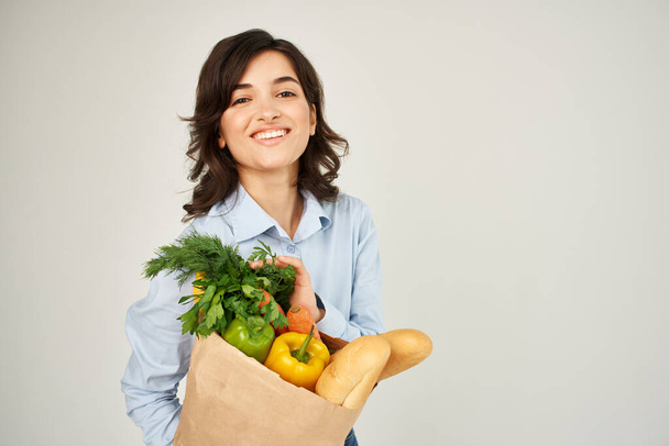 brunetta con un pacchetto di supermercati alimentari verdure alimentari sane - Foto, immagini