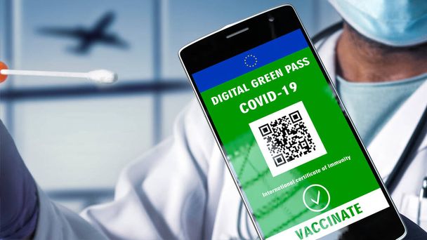 O médico tem um teste rápido COVID-19 Coronavirus, e telefone com o passe Digital Green. Aeroporto e avião de fundo. Viagens sem restrições. - Foto, Imagem
