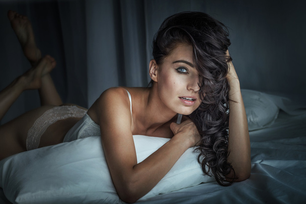 Sexy brunette woman posing in bed - Fotó, kép