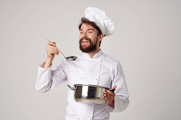 mężczyzna w mundurze kucharza z rondlem w rękach degustacja restauracji żywności Professional - Zdjęcie, obraz