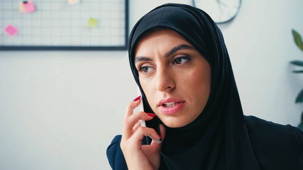muslim businesswoman in hijab talking on cellphone in office - Zdjęcie, obraz