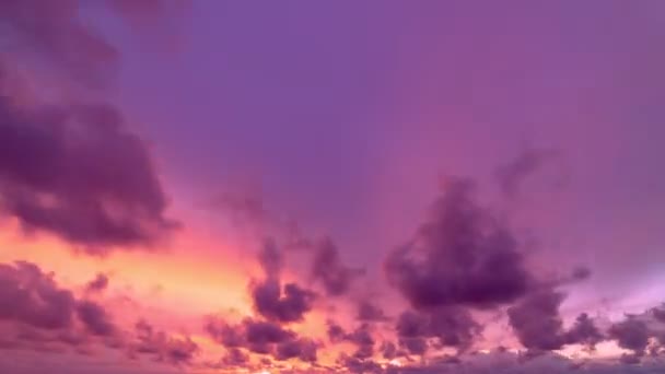 4K Time lapse Verbazingwekkende kleur Majestueuze zonsondergang of zonsopgang landschap Verbazingwekkend licht van de natuur wolkenlandschap hemel en Wolken wegrijden rollen 4k kleurrijke donkere zonsondergang wolken Beeldmateriaal timelapse dramatische hemel - Video