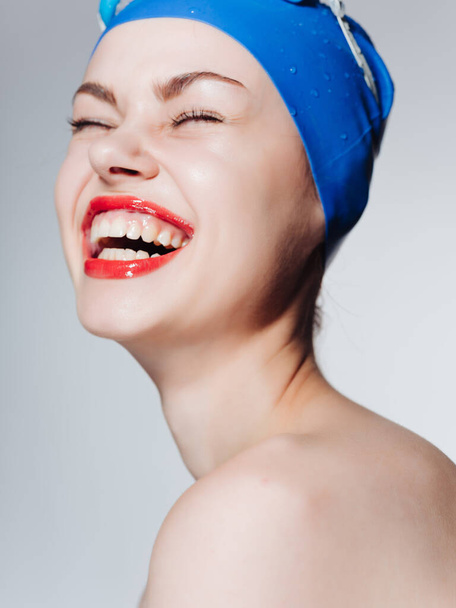 femme aux épaules nues lunettes de natation lèvres rouges sport fitness - Photo, image