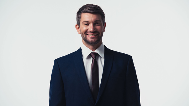 Hombre de negocios sonriente en ropa formal mirando a la cámara aislada en blanco - Foto, imagen