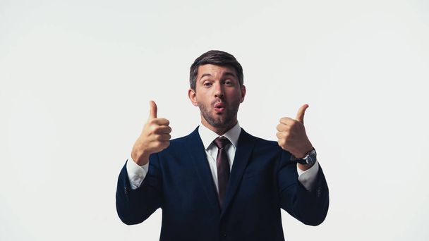 Vzrušení podnikatel ukazuje palce nahoru izolované na bílém - Fotografie, Obrázek