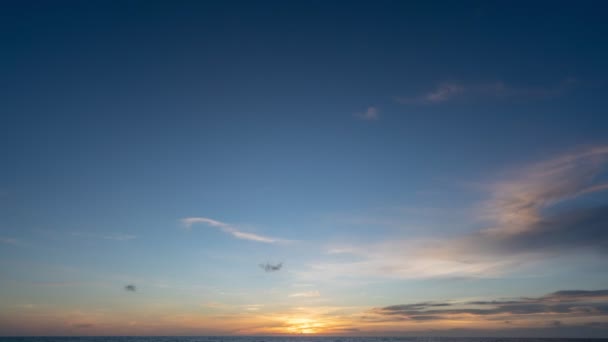 4K Time lapse Colore incredibile Tramonto maestoso o alba paesaggio Luce incredibile della natura cielo nuvoloso e nuvole allontanarsi rotolamento 4k colorate nuvole tramonto scuro Filmato timelapse cielo drammatico - Filmati, video