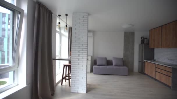 apartamento interior, pequeno loft mobilado, sala de estar
 - Filmagem, Vídeo
