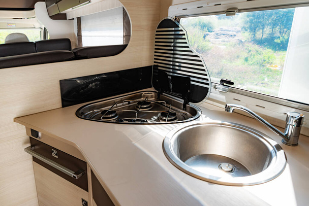 Kleine Küche integriert in den Innenraum eines Wohnwagens - Foto, Bild