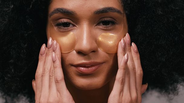 close up de jovem afro-americana aplicando manchas oculares - Foto, Imagem